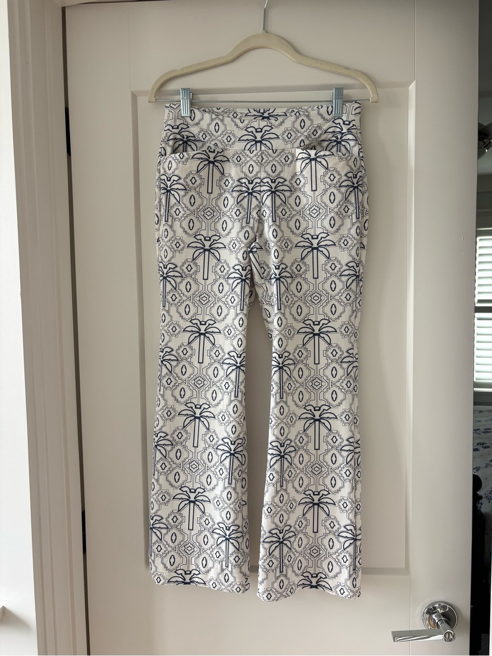 Spartina 449 White & Navy Maren Kick Flare Palm-Print Cropped Pants